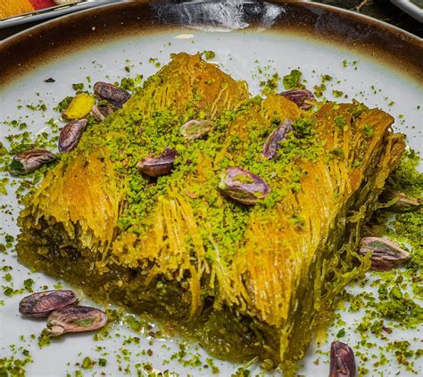 Tradycyjny jordański deser knafeh z serem i pistacjami