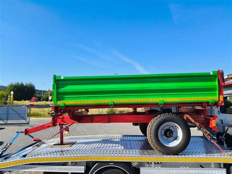 Wywrotka rolnicza transportująca materiały sypkie