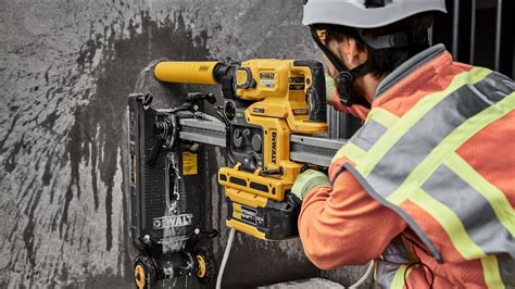 Wiertnica diamentowa DeWalt D21585 w trakcie pracy