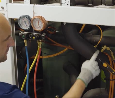 Zdjęcie manometru podłączonego do punktu pomiarowego układu hydraulicznego