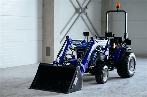 Zestawienie zdjęć różnych modeli ładowaczy czołowych od różnych producentów