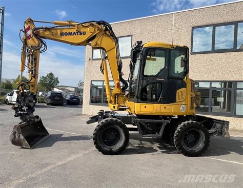 Tematyczne zdjęcie koparki kołowej Komatsu PW98MR-10 w akcji