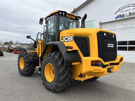 Schematyczny widok otwartej maski silnika JCB 427 AGRI ukazujący łatwy dostęp do komponentów