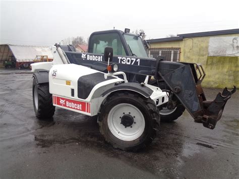 Bobcat T3071 w akcji, wykonująca prace budowlane lub rolnicze