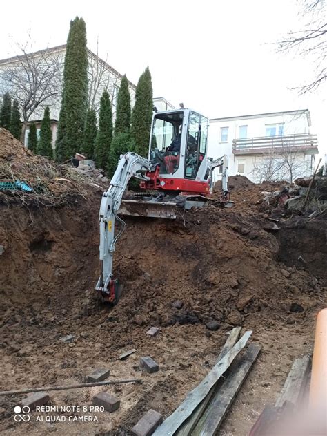 minikoparka wykonująca wykop pod instalacje w przestrzeni miejskiej