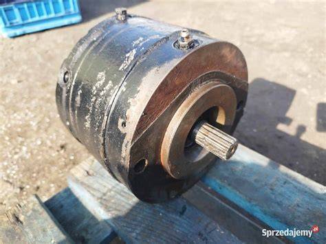 Górna rolka aktywna (zębata) napędzana jest silnikiem hydraulicznym o max. mocy 10kW. Dolna rolka wbudowana jest tuż pod rolką aktywną i służy do zmniejszenia tarcia materiału o obudowę rębaka, dzięki czemu materiał jest łatwiej pobierany.
