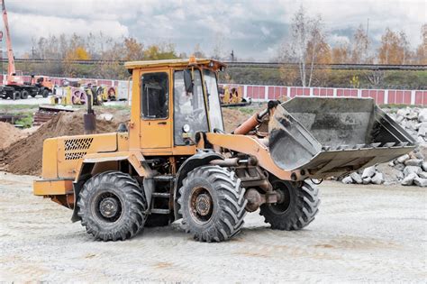 Ciężki sprzęt budowlany na placu budowy