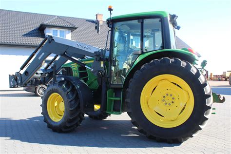 John Deere 6820 z zamontowanym ładowaczem czołowym podczas pracy na polu