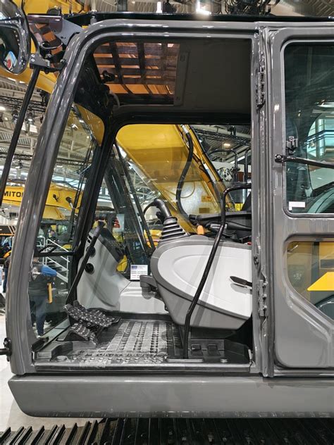 Wnętrze kabiny koparki Sumitomo SH220 serii 7