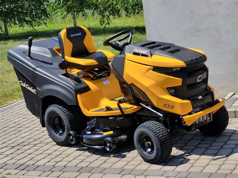 Traktorek Cub Cadet XT2 QR106 podczas pracy w ogrodzie