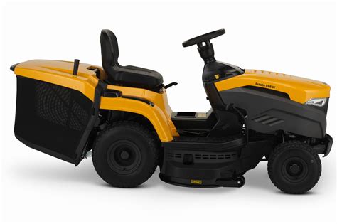 Traktor ogrodowy STIGA Estate 598 W w akcji koszenia
