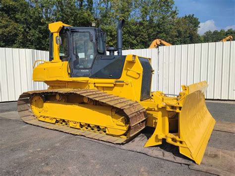 Komatsu D-series bulldozers: D37PX-22, D51EX-22, D61PX-15 (fotografia przedstawiająca trzy wymienione modele spycharek)