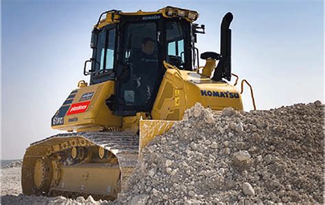 Wnętrze kabiny heksagonalnej Komatsu D61 Space Cab (zdjęcie kabiny operatora z widokiem na otoczenie)