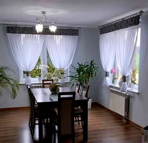 Aranżacja okna z krótką firanką w jasnym, nowoczesnym salonie