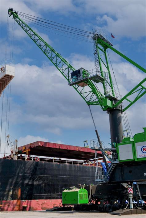 Zdjęcie samojezdnego żurawia portowego Sennebogen 9300 E przeładowującego kontenery w porcie
