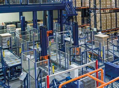 Elektryczna układarka palet Jungheinrich w akcji, unosząca ładunek