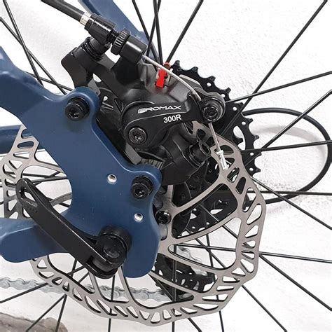 Rower MTB z zamontowanymi hydraulicznymi hamulcami tarczowymi