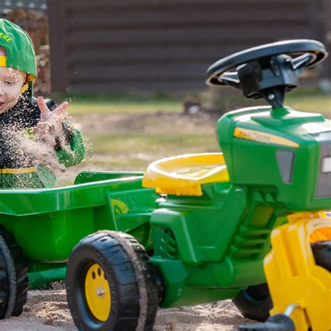 Dziecko bawiące się zamiatarką Rolly Toys John Deere