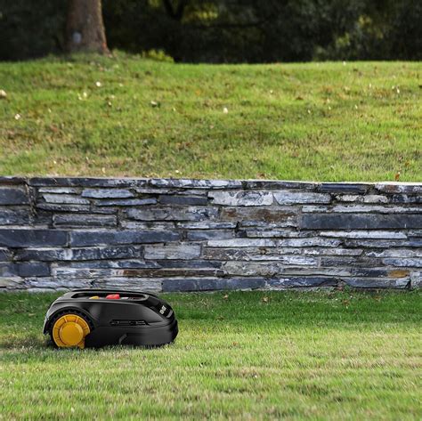 Robot koszący Landxcape omijający przeszkody w ogrodzie