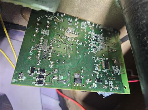 Zdjęcie płytki PCB głośnika z widocznymi pustymi miejscami na brakujące elementy
