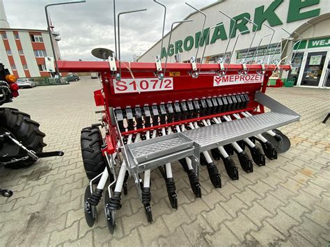 Zdjęcie przedstawiające mechanizmy siewnika, np. redlice lub wałki wysiewające