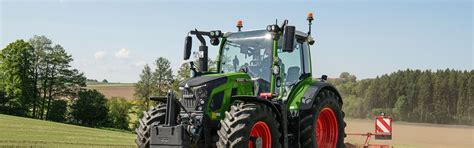Zestawienie ciągnika marki Fendt z agregatem uprawowym marki Pöttinger w warunkach polowych