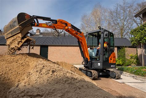 Zdjęcie minikoparki Develon DX19-7 w akcji