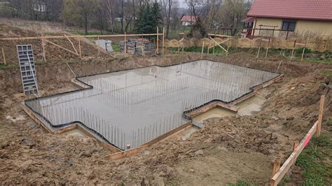 Schemat przedstawiający różnorodne zastosowania minikoparki: od wykopów pod fundamenty po prace przy instalacjach wodno-kanalizacyjnych