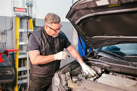 Mechanik samochodowy diagnozujący skrzynię biegów ciężarówki