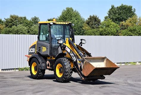 Ładowarka kołowa JCB 403 podczas prac załadunkowych