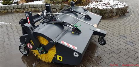 Zamiatarka hydrauliczna w akcji na placu miejskim