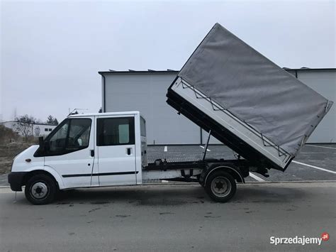 Wywrotka z prawidłowo zabezpieczonym ładunkiem pod plandeką
