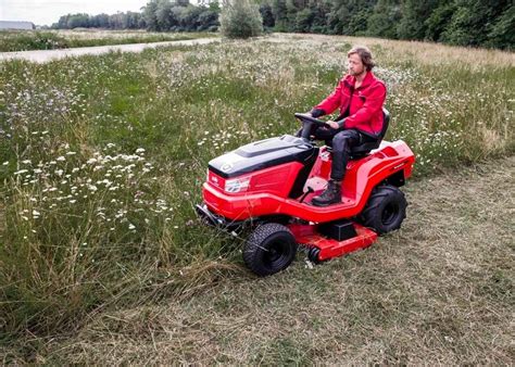 Traktor ogrodowy AL-KO T 22-110.4 HDH-A V2 w akcji na dużym terenie