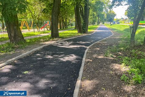 Zdjęcie przedstawiające nieprawidłowo zagęszczoną nawierzchnię z widocznymi nierównościami i zapadliskami