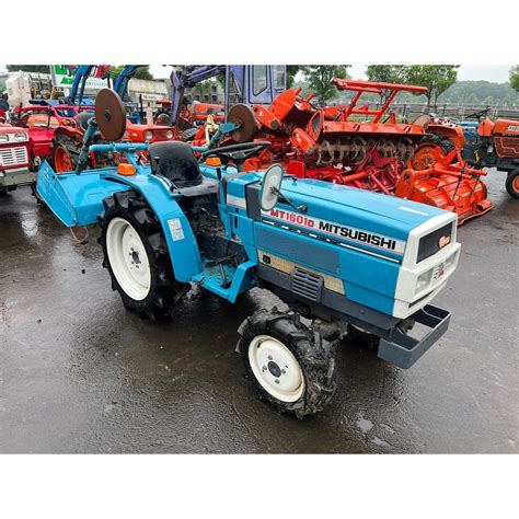 Zmodernizowany traktor Mitsubishi MT1601D z dodatkowym osprzętem