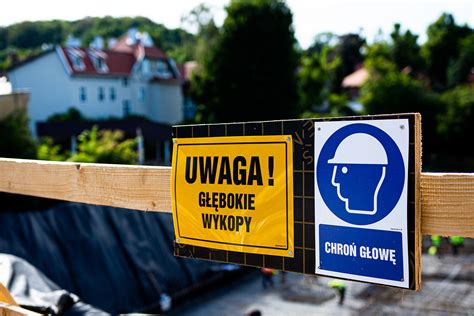 Zestawienie różnego rodzaju koparek i wywrotek w pracy na placu budowy