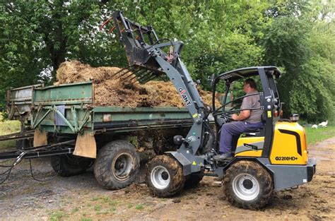 Kompaktowa mini ładowarka do obornika manewrująca w ciasnej oborze