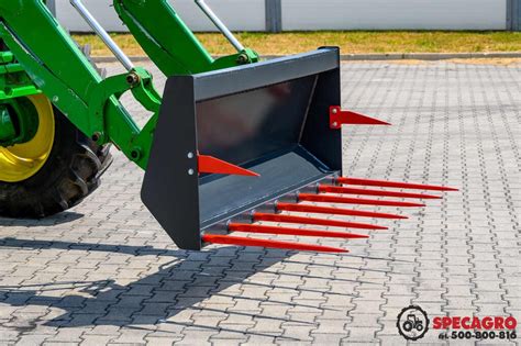 Porównanie: ręczne widły do obornika i ładowarka czołowa przy pracy