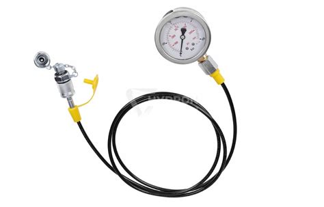 zdjęcie manometru podłączonego do punktu pomiarowego ciśnienia hydraulicznego