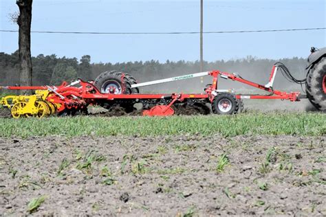 Rozwiązanie Pöttinger do spulchniania śladów po ciągniku z widocznymi talerzami Twin Arm fot. Traktor24