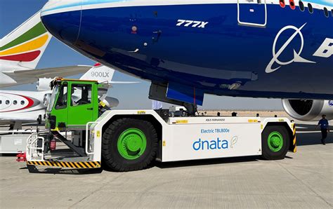 Diagram comparing towbar and towbarless aircraft pushback