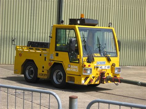 Photo gallery of various airport tractors in action (DOUGLAS, Schopf, TUG)