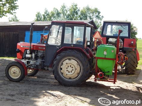 Ursus C-330 z zawieszanym opryskiwaczem polowym o średniej pojemności