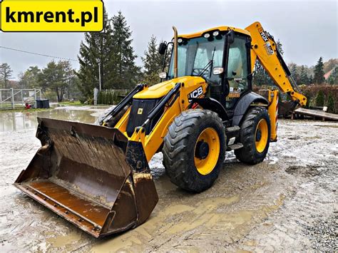 Zdjęcie koparko-ładowarki JCB 4CX w trakcie pracy w trudnym terenie