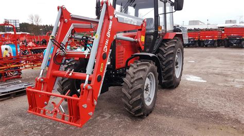 Zdjęcie przedstawiające ładowacz czołowy Metal-Technik zamontowany na ciągniku podczas pracy