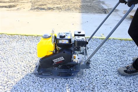 Zdjęcie przedstawiające zagęszczarkę rewersyjną Wacker Neuson podczas pracy na placu budowy