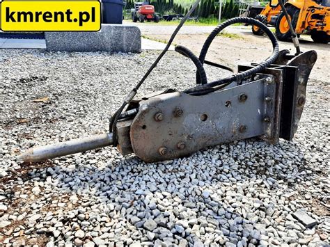 zdjęcie zbliżenie na młot wyburzeniowy zamontowany na ramieniu koparko-ładowarki
