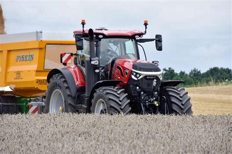 zdjęcie wnętrza kabiny ciągnika Case IH Magnum z widocznym wyświetlaczem Monitor Pro 1200