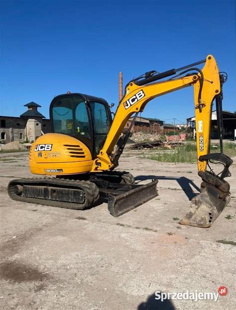 Nowoczesna koparka gąsienicowa JCB w akcji na placu budowy