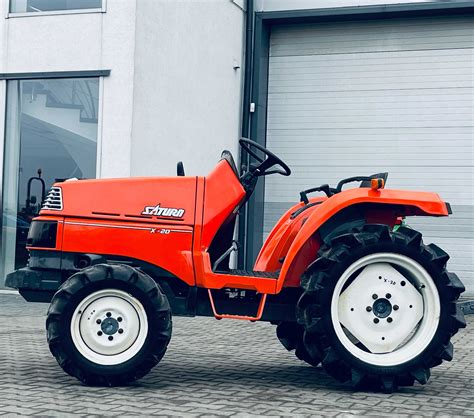 mini traktorek ogrodowy w akcji